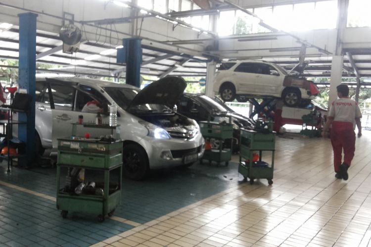 Servis kendaraan di bengkel